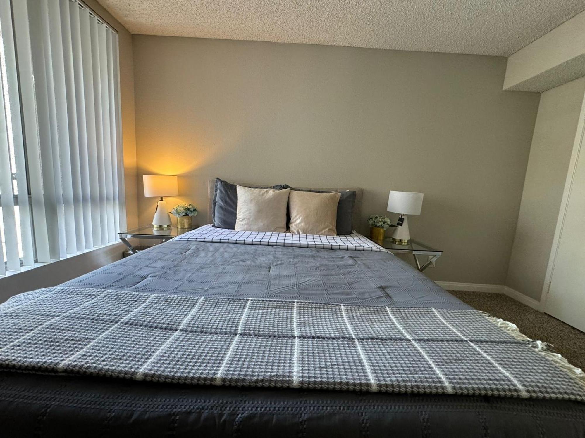 Incredible Two Bedroom Hollywood Apartments Free Parking Los Ángeles Exterior foto