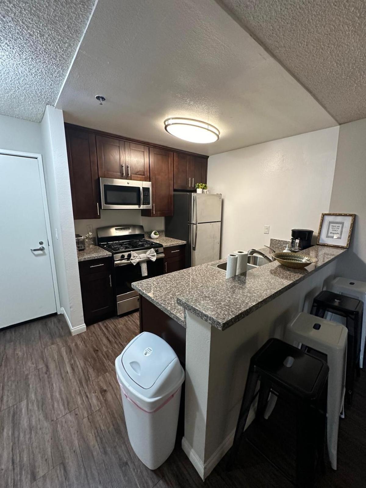 Incredible Two Bedroom Hollywood Apartments Free Parking Los Ángeles Exterior foto