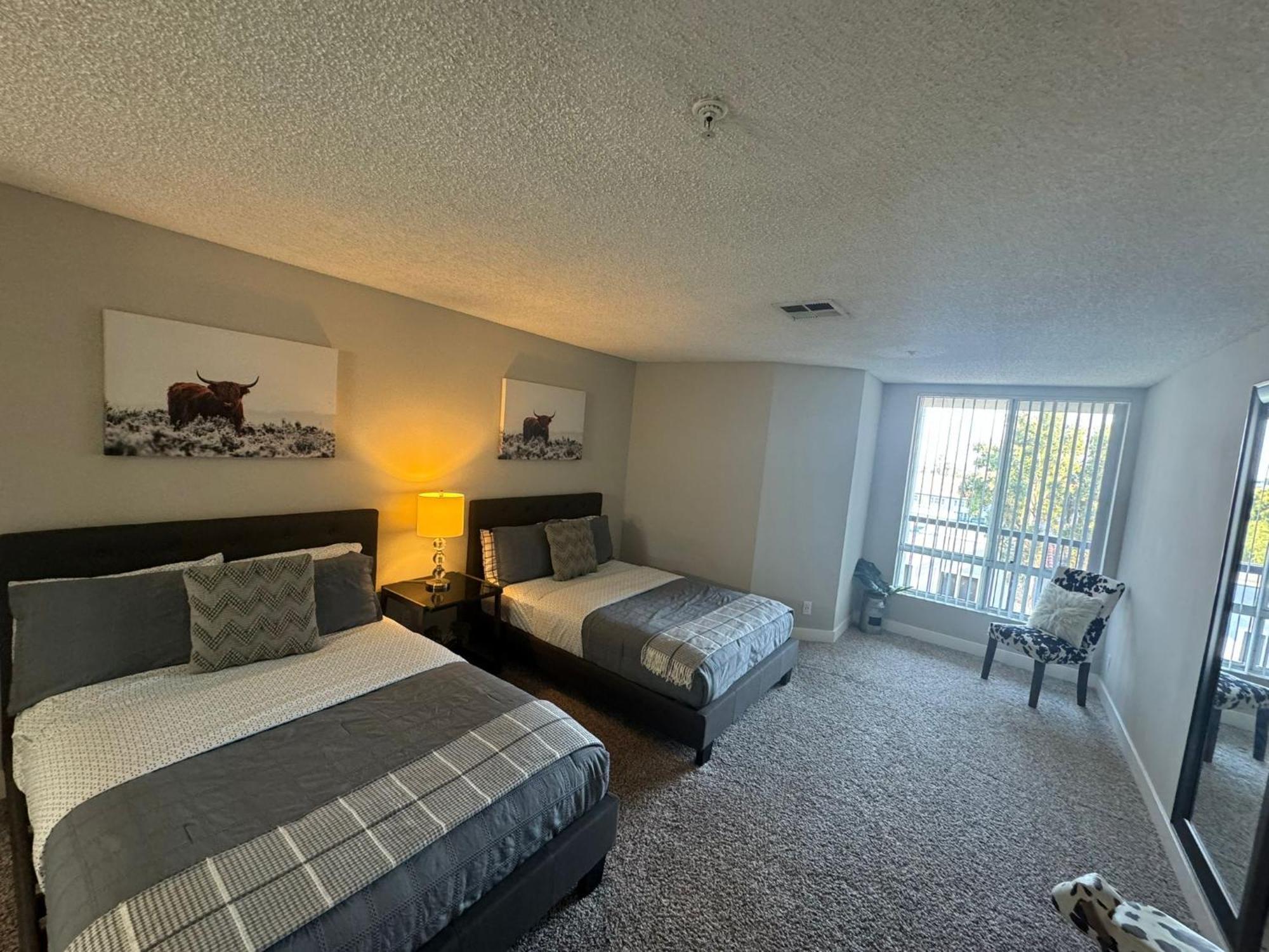 Incredible Two Bedroom Hollywood Apartments Free Parking Los Ángeles Exterior foto