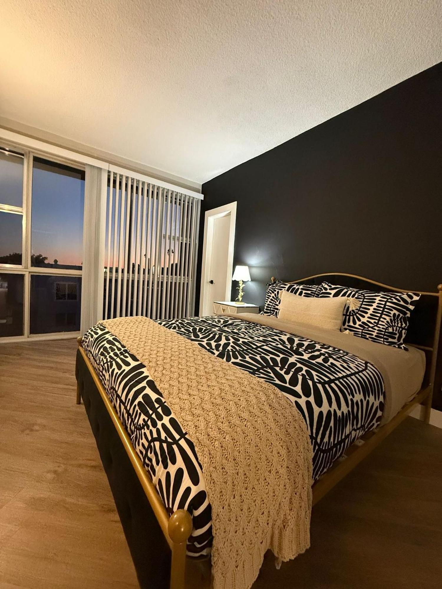 Incredible Two Bedroom Hollywood Apartments Free Parking Los Ángeles Exterior foto